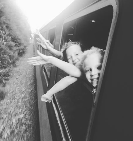 děti ve vlaku